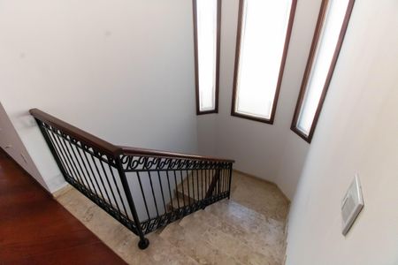 Casa à venda com 336m², 5 quartos e 4 vagas Casa à venda com 336m², 5 quartos e 4 vagasEscada