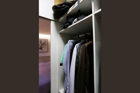 Apartamento à venda com 200m², 4 quartos e 3 vagas Apartamento à venda com 200m², 4 quartos e 3 vagasCloset da suíte