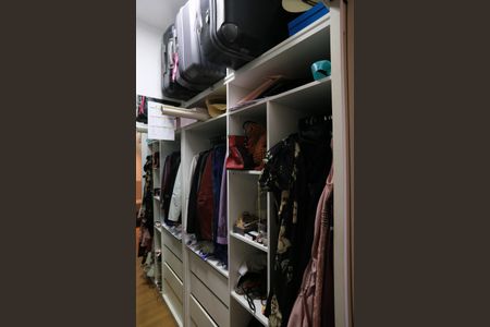 Apartamento à venda com 200m², 4 quartos e 3 vagas Apartamento à venda com 200m², 4 quartos e 3 vagasCloset da suíte