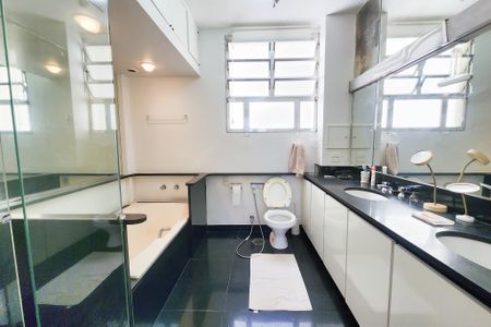 Apartamento à venda com 282m², 3 quartos e 2 vagas Apartamento à venda com 282m², 3 quartos e 2 vagasBanheiro da Suite