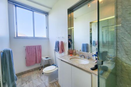 Apartamento à venda com 282m², 3 quartos e 2 vagas Apartamento à venda com 282m², 3 quartos e 2 vagasBanheiro