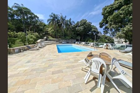 Apartamento à venda com 282m², 3 quartos e 2 vagas Apartamento à venda com 282m², 3 quartos e 2 vagasÁrea comum - Piscina