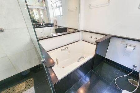 Apartamento à venda com 282m², 3 quartos e 2 vagas Apartamento à venda com 282m², 3 quartos e 2 vagasBanheiro da Suite