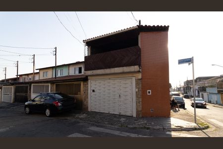 Casa à venda com 94m², 3 quartos e 2 vagas Casa à venda com 94m², 3 quartos e 2 vagasFachada