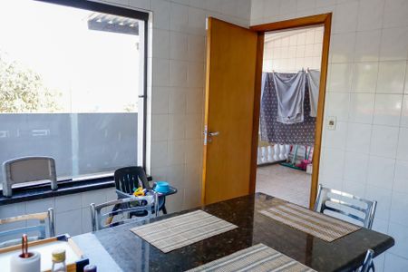 Casa para alugar com 320m², 3 quartos e 6 vagas Casa para alugar com 320m², 3 quartos e 6 vagasCozinha