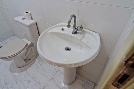 Casa para alugar com 52m², 2 quartos e sem vaga Casa para alugar com 52m², 2 quartos e sem vagaBanheiro