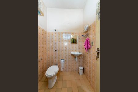 Casa à venda com 240m², 3 quartos e 2 vagas Casa à venda com 240m², 3 quartos e 2 vagasBanheiro de serviço