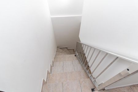 Casa de condomínio à venda com 65m², 2 quartos e 1 vagaEscada