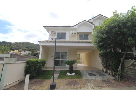 Casa de condomínio à venda com 150m², 4 quartos e 2 vagasFachada