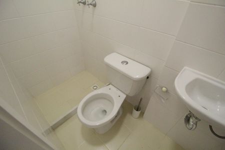 Casa de condomínio à venda com 150m², 4 quartos e 2 vagasBanheiro de Serviço