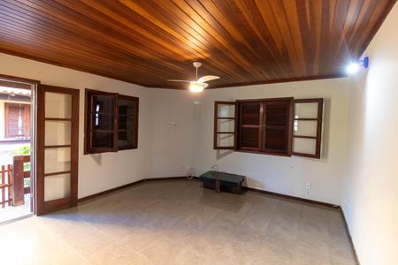 Sala de casa de condomínio para alugar com 3 quartos, 150m² em Itaipu, Niterói