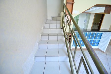 Casa de condomínio para alugar com 170m², 3 quartos e 2 vagas Casa de condomínio para alugar com 170m², 3 quartos e 2 vagasEscada