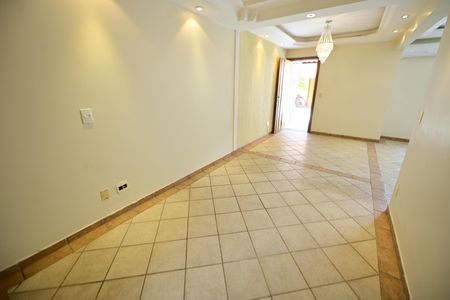 Casa de condomínio para alugar com 170m², 3 quartos e 2 vagas Casa de condomínio para alugar com 170m², 3 quartos e 2 vagasSala