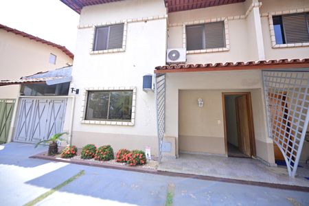 Casa de condomínio para alugar com 170m², 3 quartos e 2 vagas Casa de condomínio para alugar com 170m², 3 quartos e 2 vagasFachada