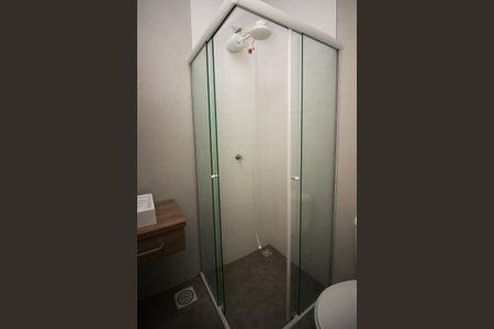 Banheiro de casa de condomínio para alugar com 1 quarto, 15m² em Azenha, Porto Alegre