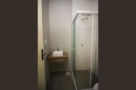 Banheiro de casa de condomínio para alugar com 1 quarto, 15m² em Azenha, Porto Alegre