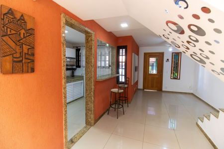 Sala de casa de condomínio à venda com 2 quartos, 140m² em Itaipu, Niterói