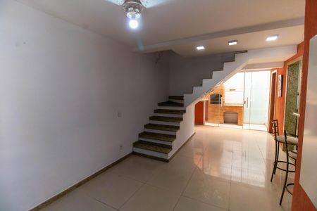 Casa de condomínio à venda com 140m², 2 quartos e 1 vagaSala