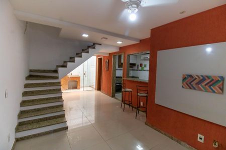Sala de casa de condomínio à venda com 2 quartos, 140m² em Itaipu, Niterói