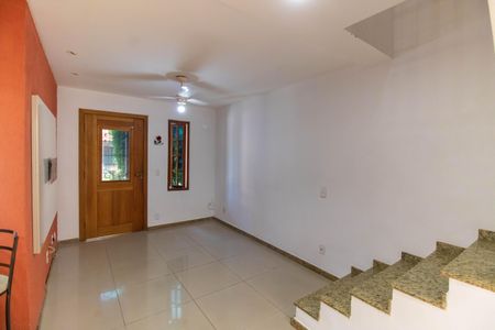 Sala de casa de condomínio à venda com 2 quartos, 140m² em Itaipu, Niterói