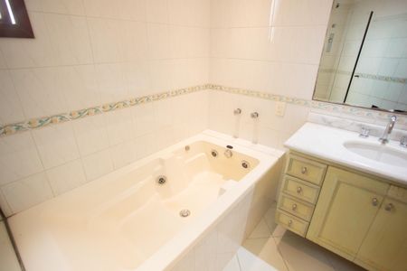 Apartamento para alugar com 220m², 2 quartos e 4 vagas Apartamento para alugar com 220m², 2 quartos e 4 vagasBanheiro da Suíte 1