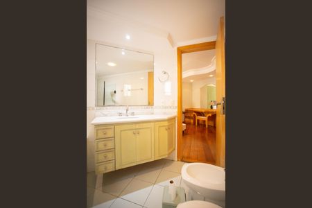 Apartamento para alugar com 220m², 2 quartos e 4 vagas Apartamento para alugar com 220m², 2 quartos e 4 vagasBanheiro da Suíte 1