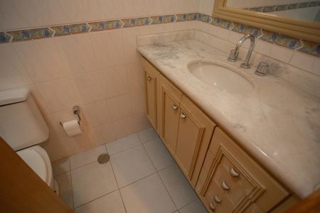 Apartamento para alugar com 220m², 2 quartos e 4 vagas Apartamento para alugar com 220m², 2 quartos e 4 vagasBanheiro da Suíte 2