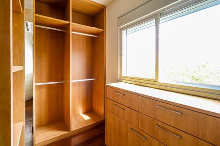 Apartamento à venda com 90m², 2 quartos e 1 vaga Apartamento à venda com 90m², 2 quartos e 1 vagaCloset da suíte