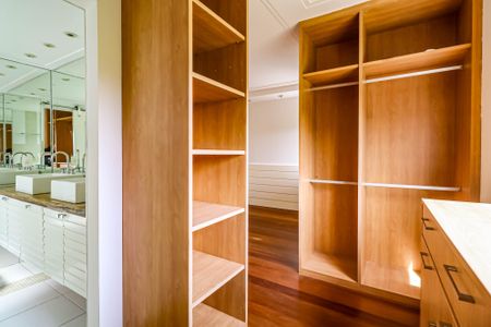 Apartamento à venda com 90m², 2 quartos e 1 vaga Apartamento à venda com 90m², 2 quartos e 1 vagaCloset da suíte