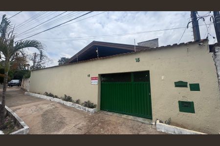 Casa à venda com 293m², 5 quartos e 4 vagas Casa à venda com 293m², 5 quartos e 4 vagasFachada