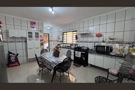 Casa à venda com 293m², 5 quartos e 4 vagas Casa à venda com 293m², 5 quartos e 4 vagasCozinha