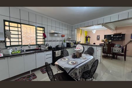 Casa à venda com 293m², 5 quartos e 4 vagas Casa à venda com 293m², 5 quartos e 4 vagasCozinha
