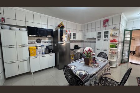 Casa à venda com 293m², 5 quartos e 4 vagas Casa à venda com 293m², 5 quartos e 4 vagasCozinha