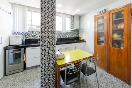 Apartamento à venda com 174m², 4 quartos e 2 vagas Apartamento à venda com 174m², 4 quartos e 2 vagasCozinha