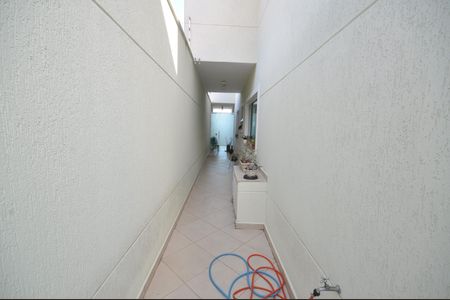 Casa à venda com 200m², 3 quartos e 4 vagasCorredor lateral