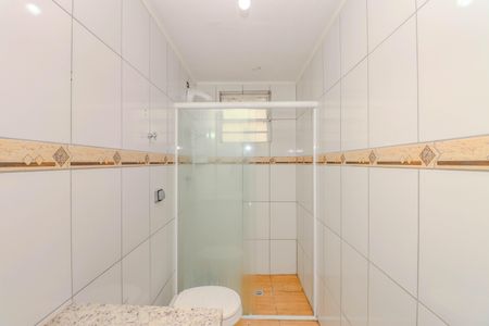 Banheiro de apartamento à venda com 1 quarto, 48m² em São Sebastião, Porto Alegre