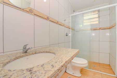 Banheiro de apartamento à venda com 1 quarto, 48m² em São Sebastião, Porto Alegre