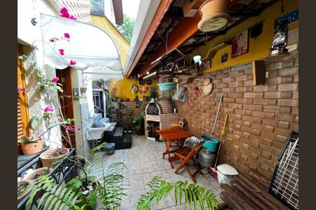 Casa à venda com 150m², 3 quartos e 2 vagas Casa à venda com 150m², 3 quartos e 2 vagasChurrasqueira