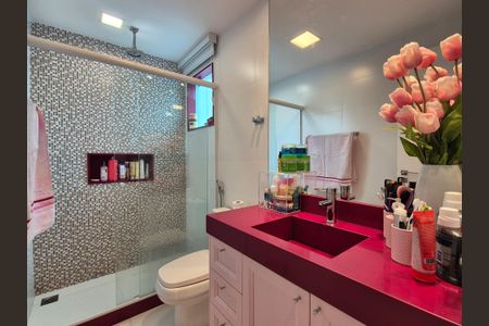 Casa de condomínio à venda com 426m², 5 quartos e 2 vagas Casa de condomínio à venda com 426m², 5 quartos e 2 vagasBanheiro da Suíte 3