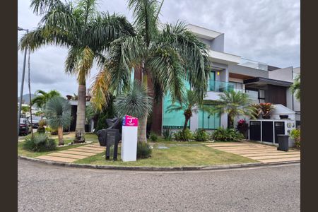 Casa de condomínio à venda com 426m², 5 quartos e 2 vagas Casa de condomínio à venda com 426m², 5 quartos e 2 vagasÁrea externa