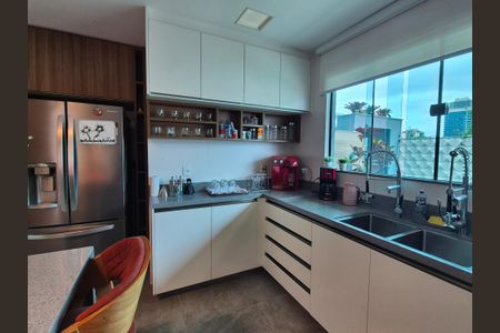 Casa de condomínio à venda com 426m², 5 quartos e 2 vagas Casa de condomínio à venda com 426m², 5 quartos e 2 vagasCozinha