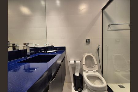 Casa de condomínio à venda com 426m², 5 quartos e 2 vagas Casa de condomínio à venda com 426m², 5 quartos e 2 vagasBanheiro da Suíte 1