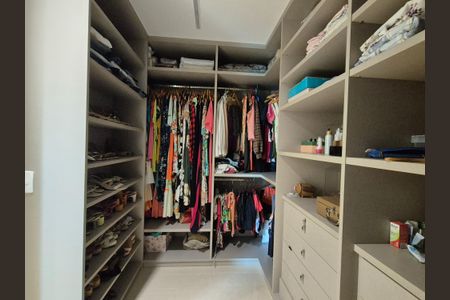 Casa de condomínio à venda com 426m², 5 quartos e 2 vagas Casa de condomínio à venda com 426m², 5 quartos e 2 vagasCloset da suite 4