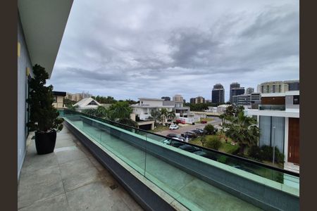 Casa de condomínio à venda com 426m², 5 quartos e 2 vagas Casa de condomínio à venda com 426m², 5 quartos e 2 vagasVaranda