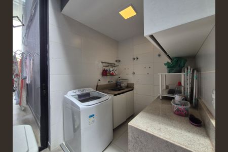 Casa de condomínio à venda com 426m², 5 quartos e 2 vagas Casa de condomínio à venda com 426m², 5 quartos e 2 vagasÁrea de Serviço