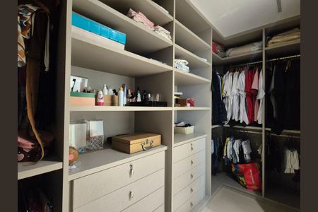 Casa de condomínio à venda com 426m², 5 quartos e 2 vagas Casa de condomínio à venda com 426m², 5 quartos e 2 vagasCloset da suíte 4