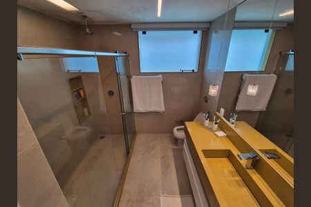 Casa de condomínio à venda com 426m², 5 quartos e 2 vagas Casa de condomínio à venda com 426m², 5 quartos e 2 vagasBanheiro da Suíte 4