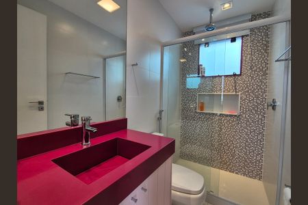 Casa de condomínio à venda com 426m², 5 quartos e 2 vagas Casa de condomínio à venda com 426m², 5 quartos e 2 vagasBanheiro social