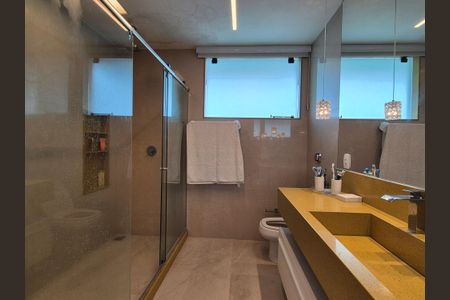 Casa de condomínio à venda com 426m², 5 quartos e 2 vagas Casa de condomínio à venda com 426m², 5 quartos e 2 vagasBanheiro da Suíte 4