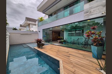 Casa de condomínio à venda com 426m², 5 quartos e 2 vagas Casa de condomínio à venda com 426m², 5 quartos e 2 vagasÁrea externa